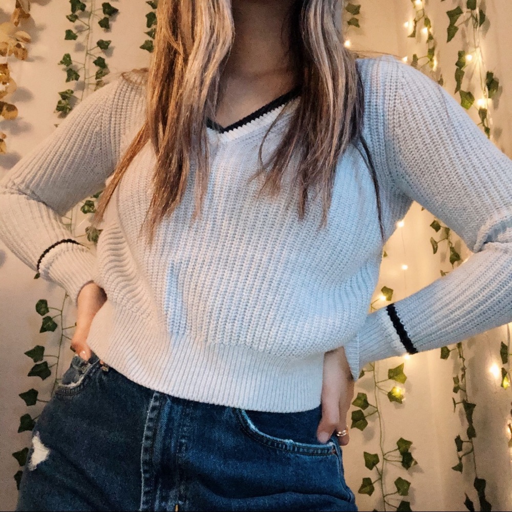GREY SWEATER